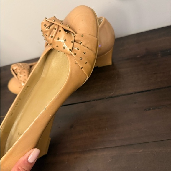 Stuart Weitzman Nude Patent Leather Studded Bow Wedge Pumps – Size 7.5M - Picture 9 of 10